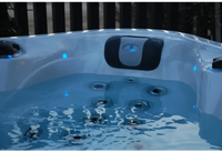 PassionSpa Desire Whirlpool – blaue Beleuchtung, schwarz-graues Bedienfeld