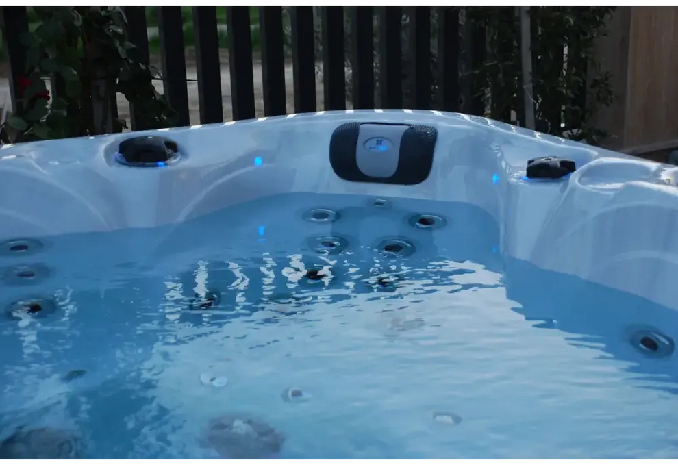 PassionSpa Desire Whirlpool – weiße Ausführung, weißer Innenraum, blaue LED-Beleuchtung, schwarzes Paneel
