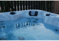 PassionSpa Desire Whirlpool – weiße Ausführung, weißer Innenraum, blaue LED-Beleuchtung, schwarzes Paneel