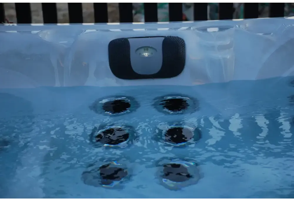 PassionSpa Desire Whirlpool – lichtdurchlässige weiße Oberfläche, Fisher-Logo