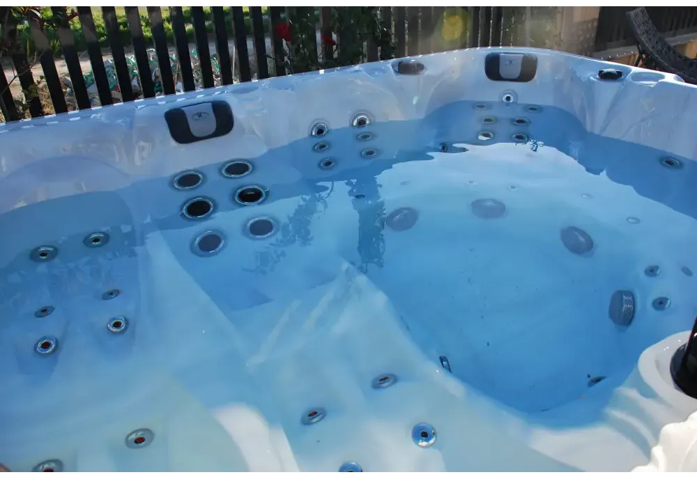PassionSpa Desire Whirlpool – weiße Ausführung, weißer Innenraum, blaues Wasser, Massagedüsen