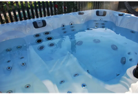 PassionSpa Desire Whirlpool – weiße Ausführung, weißer Innenraum, blaues Wasser, Massagedüsen