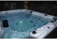 PassionSpa Desire Whirlpool – Signature Collection, weiße Ausführung, blaues Wasser, schwarze Massagedüsen