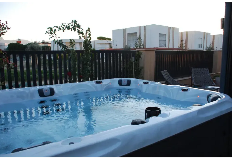 PassionSpa Desire Whirlpool – Signature Collection, weiße Ausführung, schwarze Massagedüsen