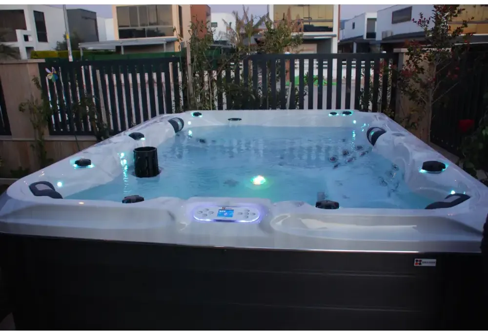 PassionSpa Desire Whirlpool – Signature Collection, weiße Ausführung, schwarze Akzente, blaue LED-Beleuchtung