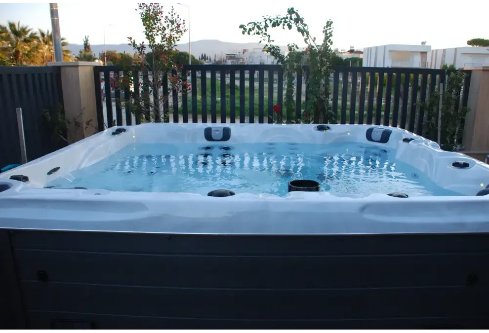 PassionSpa Desire Whirlpool – weiß und grau, blaues Wasser, schwarze Massagedüsen
