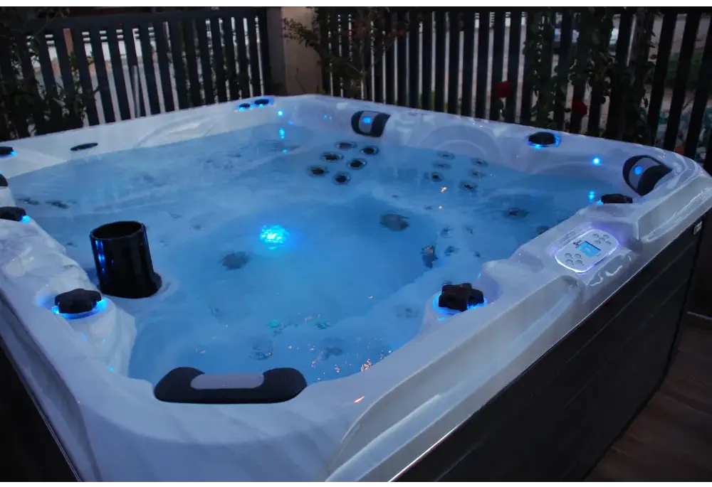PassionSpa Desire Whirlpool – weiße Ausführung, weißer Innenraum, blaue LED-Beleuchtung, schwarze Akzente