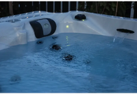 PassionSpa Desire Whirlpool – weißer Innenraum, schwarze Paneele, Wasserfall