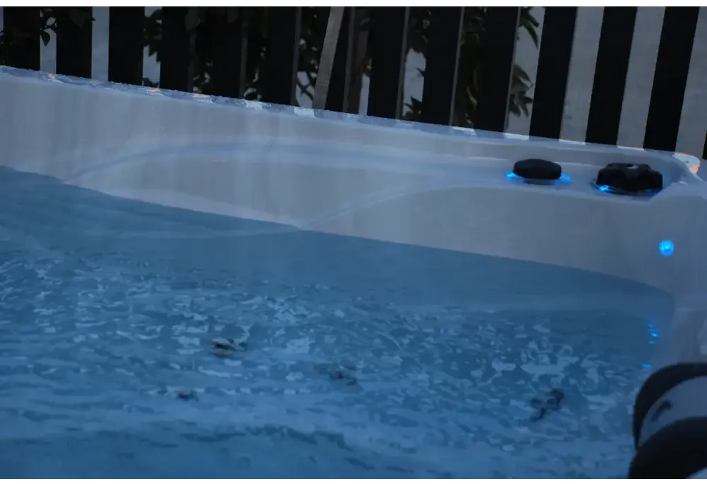 PassionSpa Desire Whirlpool – Signature Collection, weiße Ausführung, blaue LED-Beleuchtung, schwarze Bedienfelder