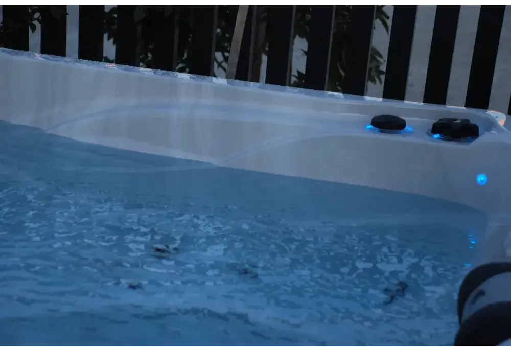 PassionSpa Desire Whirlpool – Signature Collection, weiße Ausführung, blaue LED-Beleuchtung, schwarze Bedienfelder