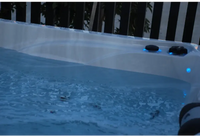 PassionSpa Desire Whirlpool – Signature Collection, weiße Ausführung, blaue LED-Beleuchtung, schwarze Bedienfelder