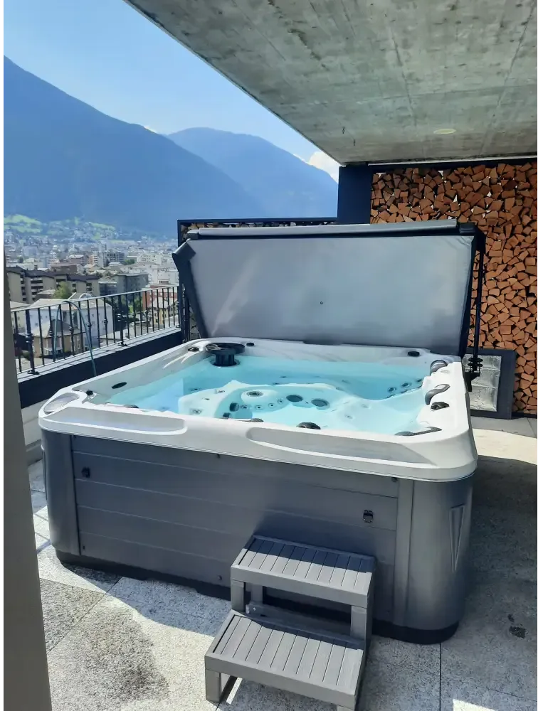 PassionSpa Devotion Whirlpool – graue Ausführung, anhebbare Abdeckung, Massagedüsen, graue Treppe