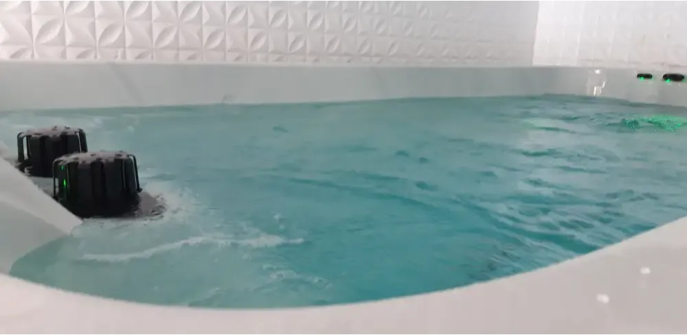 PassionSpa Dynamic Deep Swim-Spa – Sport Collection, weiße Ausführung, weißer Innenraum, türkisfarbenes Wasser, schwarze Massagedüsen
