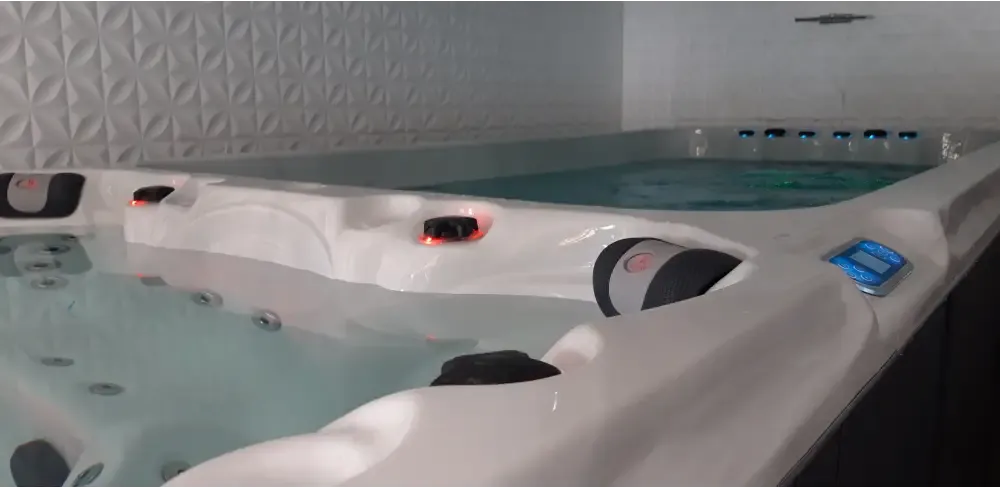 PassionSpa Dynamic Deep Swim-Spa – Sport Collection, weiße Ausführung, sprudelndes Wasser, schwarze Paneele, blaues Display
