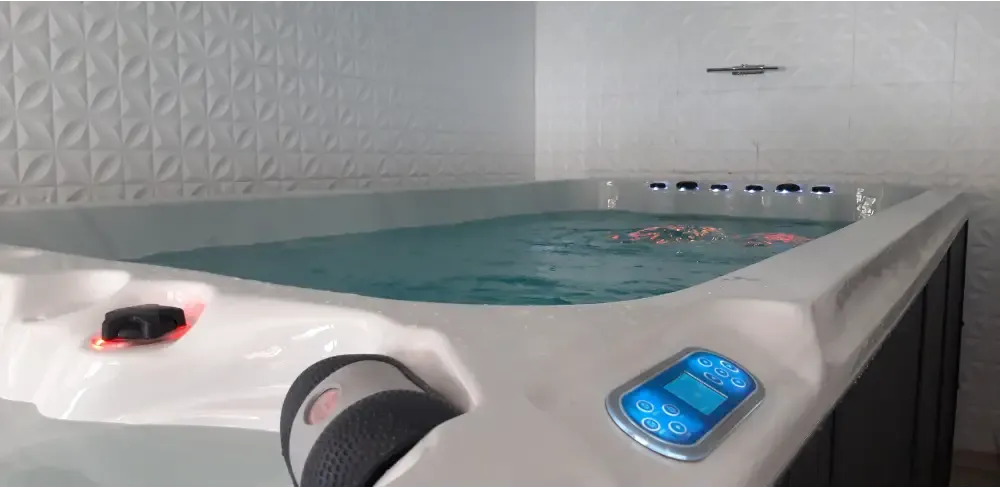 PassionSpa Dynamic Deep Swim-Spa – Sport Collection, weiße Ausführung, weißer Innenraum, blau beleuchtetes Paneel, schwarze Massagedüsen