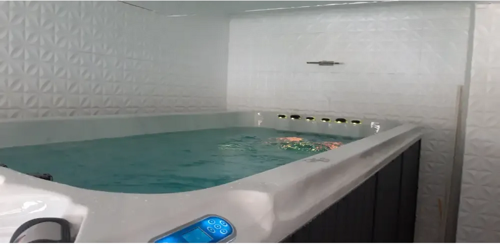PassionSpa Dynamic Swim-Spa – Sport Collection, weiße Ausführung, weißer Innenraum, türkisfarbenes Wasser, digitales Bedienfeld