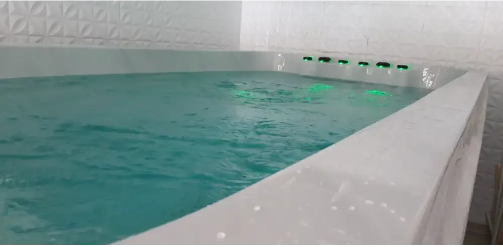 PassionSpa Dynamic Swim-Spa – weiße Ausführung, weißer Innenraum, grüne LED-Beleuchtung