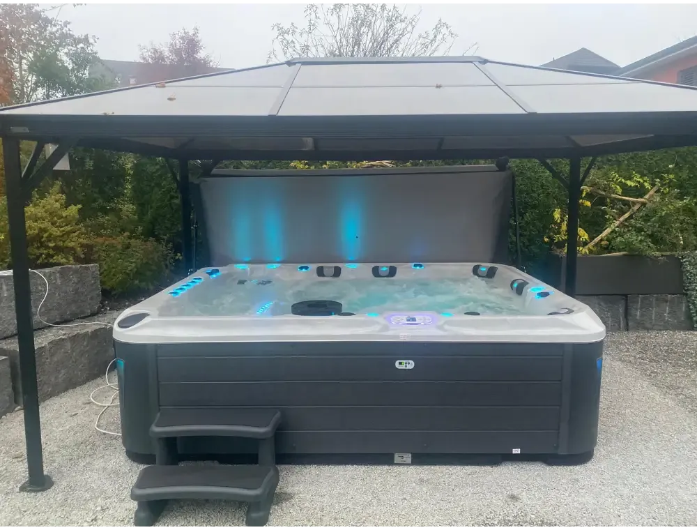 PassionSpa Ecstatic Mighty Wave Whirlpool – grau und schwarz, blaue LED-Beleuchtung, unter einem Dach
