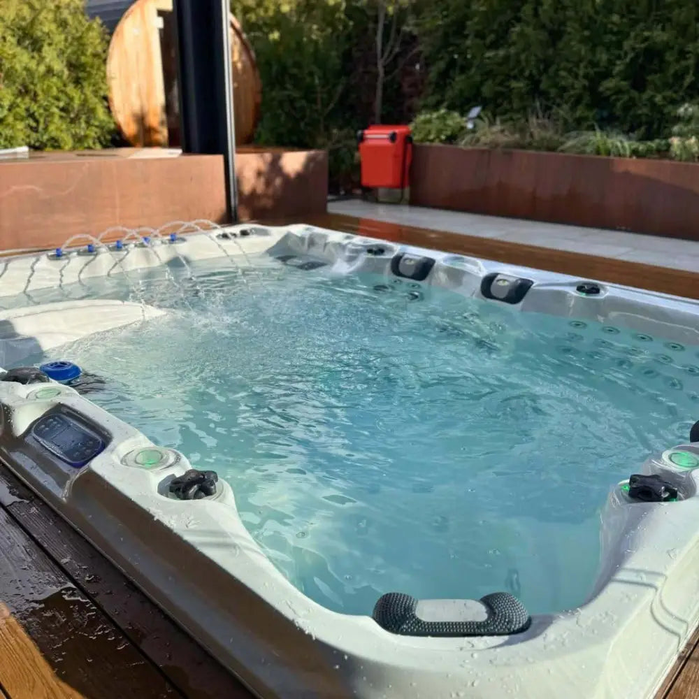 PassionSpa Ecstatic Mighty Wave Whirlpool – hellgraue Oberfläche, schwarze Griffe