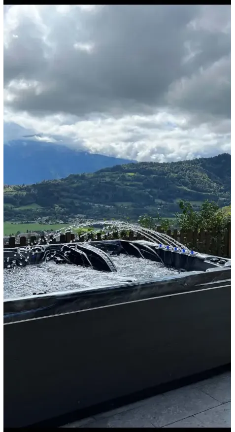 PassionSpa Ecstatic Mighty Wave Whirlpool – schwarze Ausführung, Bogenform, Massagedüsen