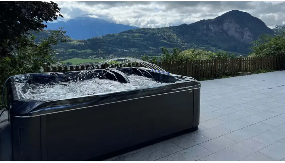 PassionSpa Ecstatic Mighty Wave Whirlpool – schwarze Ausführung, rechteckige Form, sprudelndes Wasser, im Freien