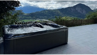 PassionSpa Ecstatic Mighty Wave Whirlpool – schwarze Ausführung, rechteckige Form, sprudelndes Wasser, im Freien