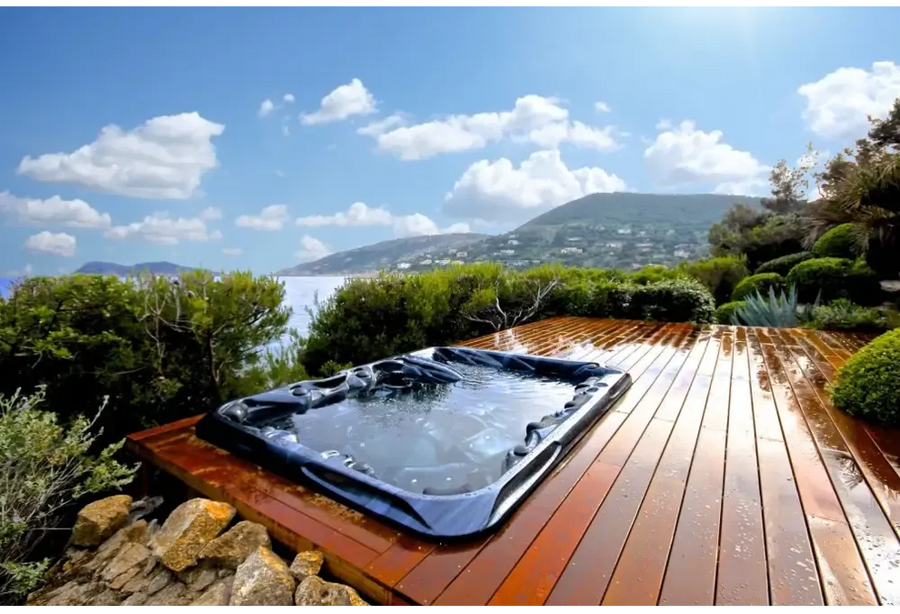 PassionSpa Ecstatic Mighty Wave Whirlpool – schwarze Ausführung, Holzterrasse
