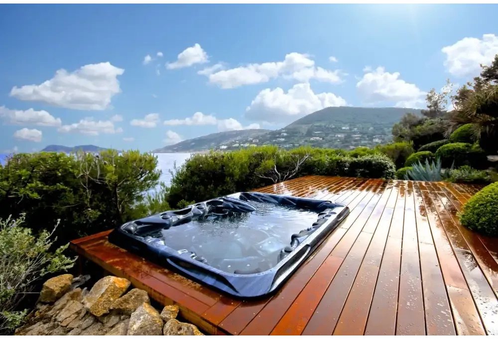 PassionSpa Ecstatic Mighty Wave Whirlpool – schwarze Ausführung, Holzterrasse