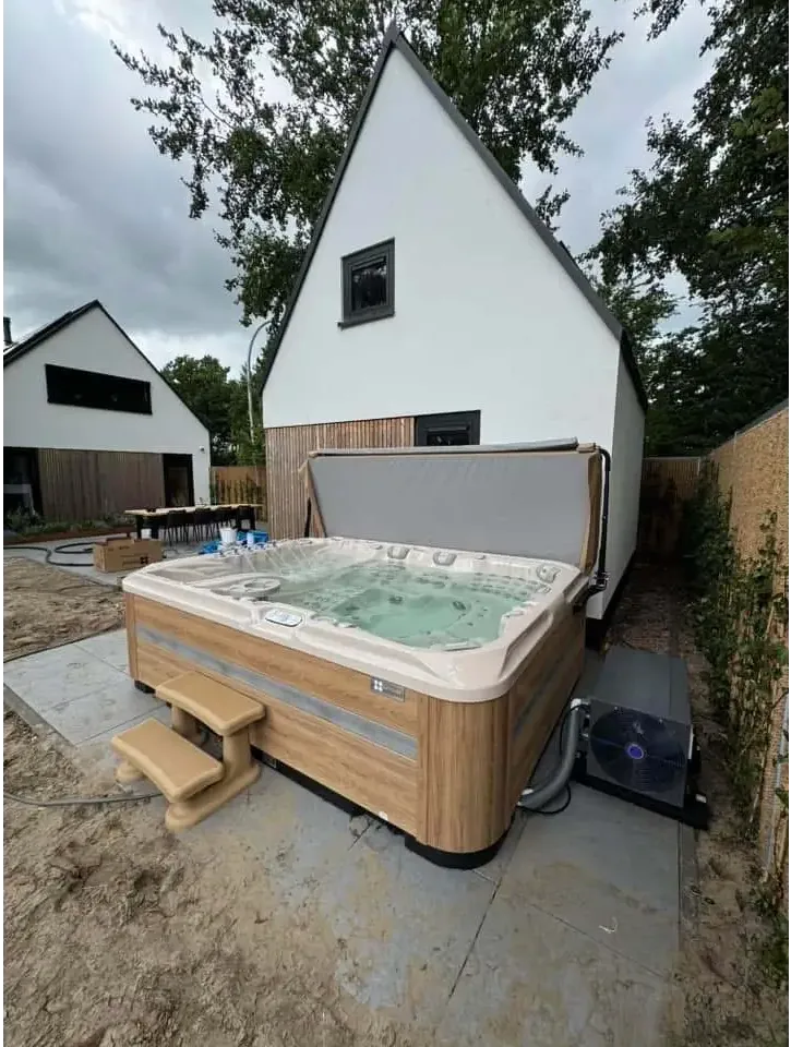 PassionSpa Ecstatic Mighty Wave Whirlpool – Holzoptik, beige Innenraumgestaltung, graue Abdeckung