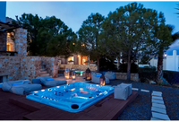 PassionSpa Ecstatic Mighty Wave Whirlpool – blaue Beleuchtung, Holzterrasse