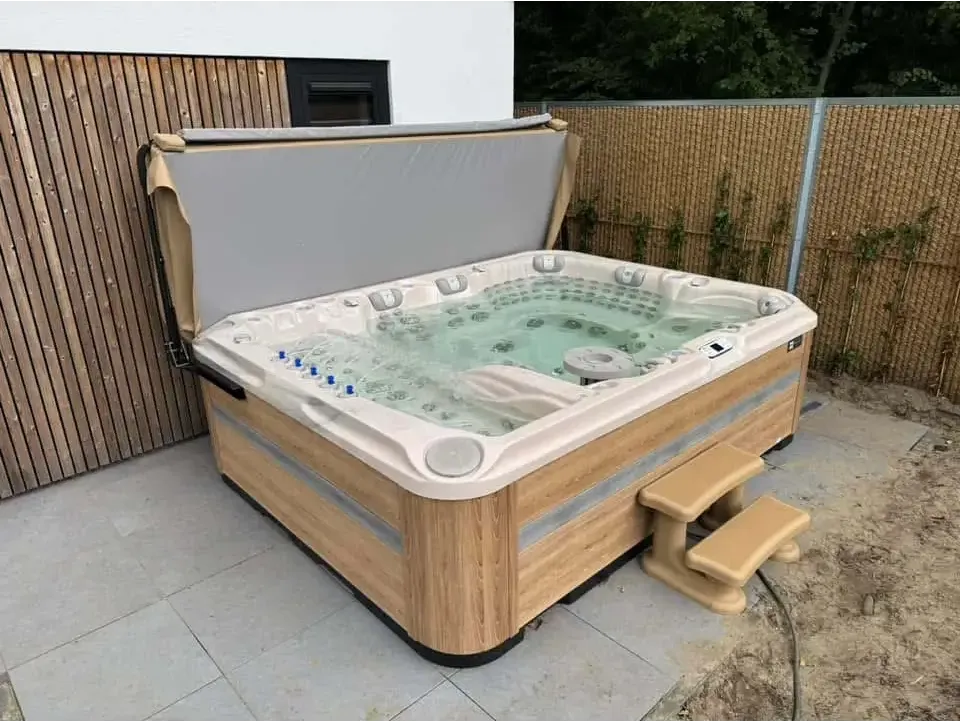 PassionSpa Ecstatic Mighty Wave Whirlpool – beige Holzverkleidung, graue Abdeckung