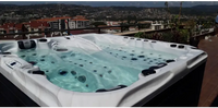 PassionSpa Euphoria Mighty Wave Whirlpool – weiße Ausführung, schwarze Akzente, sprudelndes Wasser, türkisfarbenes Wasser