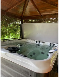 PassionSpa Euphoria Mighty Wave Whirlpool – cremefarbene Oberfläche, schwarze Massagedüsen, Holzboden