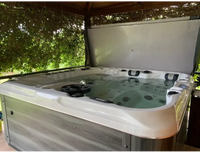 PassionSpa Euphoria Mighty Wave Whirlpool – weiße Ausführung, weißer Innenraum, graue Holzpaneele, schwarze Massagedüsen