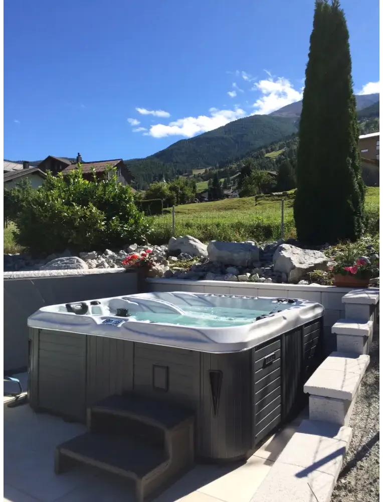 PassionSpa Euphoria Mighty Wave Whirlpool – weiß und grau, Bergblick