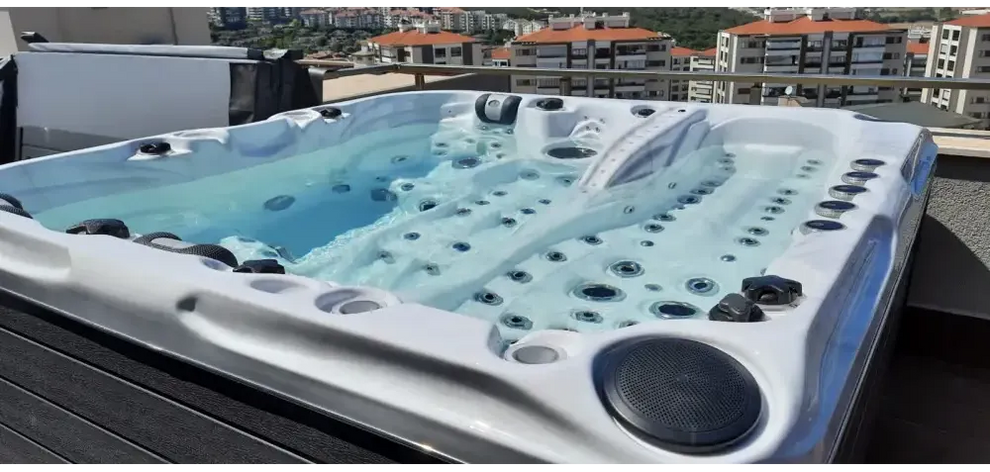 PassionSpa Euphoria Mighty Wave Whirlpool – weiße Ausführung, Exclusive Collection, klares blaues Wasser