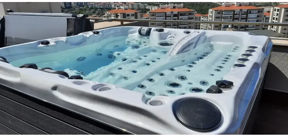 PassionSpa Euphoria Mighty Wave Whirlpool – weiße Ausführung, Exclusive Collection, klares blaues Wasser