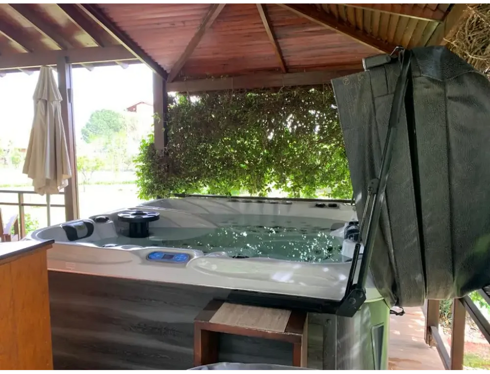 PassionSpa Euphoria Mighty Wave Whirlpool – weiß und grau, schwarzes Paneel, grüne Abdeckung