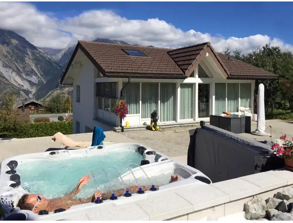 PassionSpa Euphoria Mighty Wave Whirlpool – weiße Ausführung, blaue Massagestrahlen, schwarze Paneele