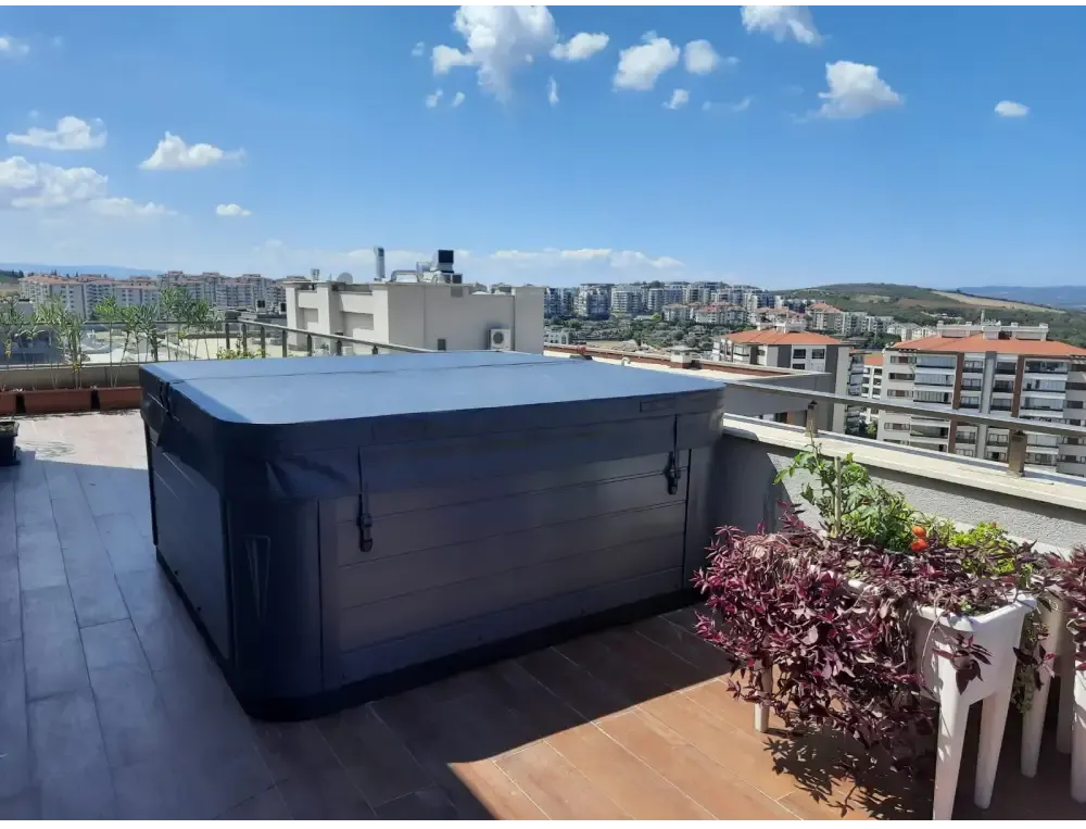 PassionSpa Euphoria Mighty Wave Whirlpool – dunkelgraue Oberfläche, Abdeckung, auf einer Dachterrasse