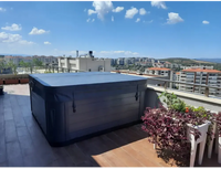 PassionSpa Euphoria Mighty Wave Whirlpool – dunkelgraue Oberfläche, Abdeckung, auf einer Dachterrasse