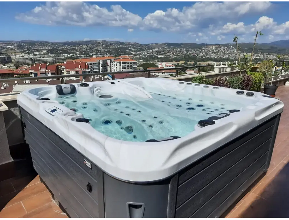 PassionSpa Euphoria Mighty Wave Whirlpool – weiß und grau, schwarze Massagedüsen, klares blaues Wasser