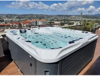 PassionSpa Euphoria Mighty Wave Whirlpool – weiß und grau, schwarze Massagedüsen, klares blaues Wasser