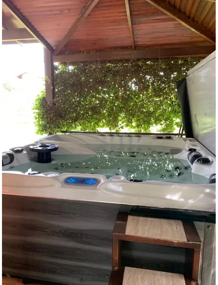 PassionSpa Euphoria Mighty Wave Whirlpool – weiße Ausführung, weißer Innenraum, schwarze Massagedüsen, Holzdetails