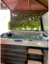 PassionSpa Euphoria Mighty Wave Whirlpool – weiße Ausführung, weißer Innenraum, schwarze Massagedüsen, Holzdetails