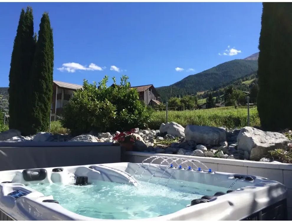 PassionSpa Euphoria Mighty Wave Whirlpool – weiße Ausführung, blaue Massagestrahlen, schwarze Sitze