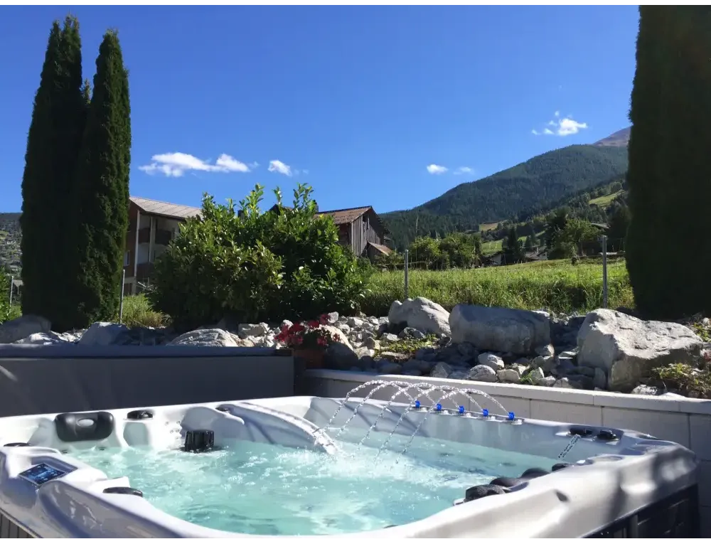 PassionSpa Euphoria Mighty Wave Whirlpool – weiße Ausführung, blaue Massagestrahlen, schwarze Sitze