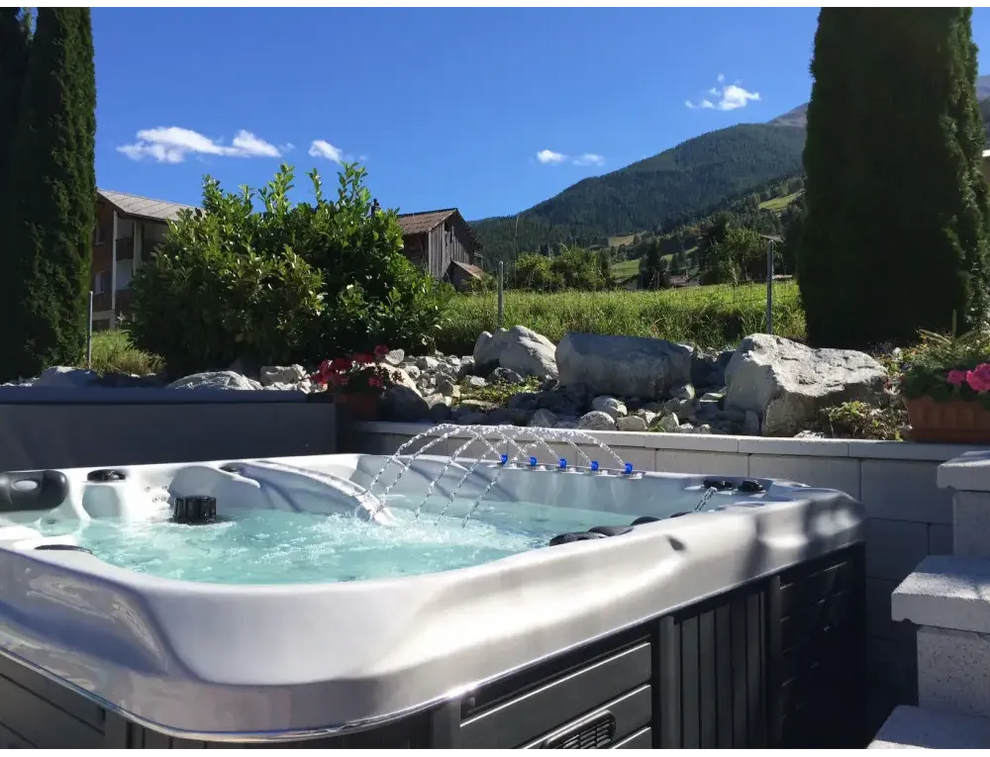 PassionSpa Euphoria Mighty Wave Whirlpool – silberfarben und schwarz, Massagedüsen, im Garten