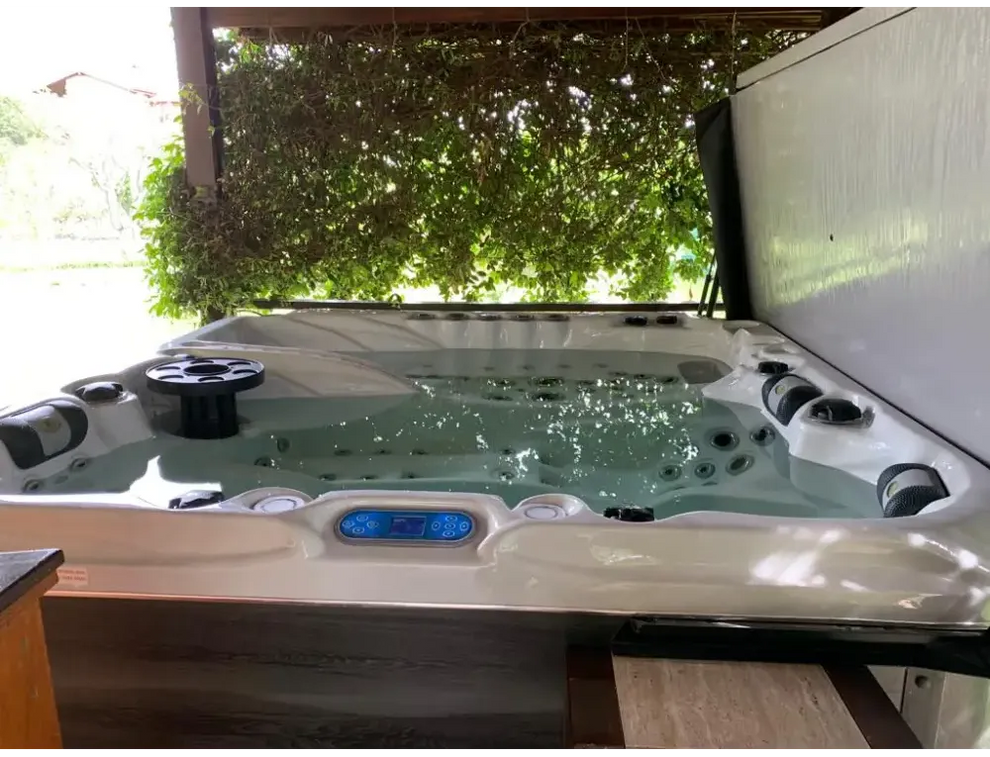 PassionSpa Euphoria Mighty Wave Whirlpool – weiße Ausführung, Exclusive Collection, weißer Innenraum, schwarze Massagedüsen, blaues digitales Bedienfeld