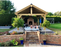 PassionSpa Excite Mighty Wave Whirlpool – weiße Ausführung, Pergola, Feuerstelle